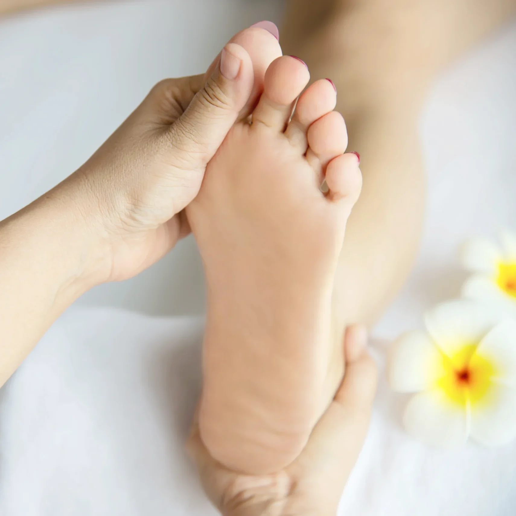 woman-receiving-foot-massage-service-from-masseuse-close-up-hand-foot-relax-foot-massage-therapy-service-concept